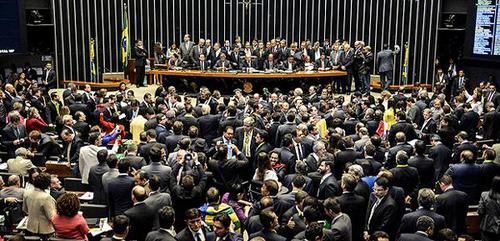 巴西众议院已有至少342名议员投票赞成通过弹劾总统罗塞夫。网页截图