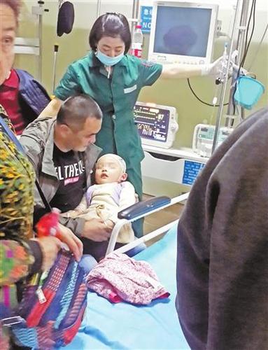 受伤孩子正在医院救治。首席记者 裴强 摄