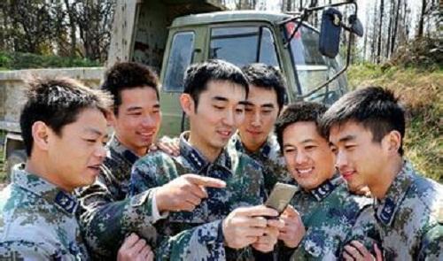 港媒称解放军试点解除智能手机禁令 将用软件监测