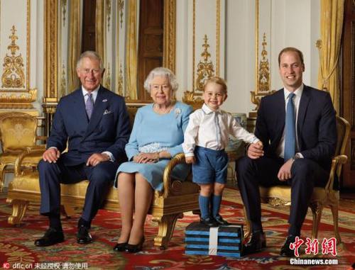 2016年4月21日消息，据英国《每日邮报》报道，为了庆祝英国女王伊丽莎白二世将迎来90岁生日，英国皇家邮政发布了一张英国皇室家族四世同堂的照片。照片中，乔治小王子微笑着站在一摞泡沫板上，拽着爸爸威廉王子的手，在他的左侧则是曾祖母英国女王伊丽莎白二世和爷爷查尔斯王子。图片来源：东方IC 版权作品 请勿转载