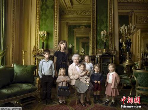 2016年4月21日消息，为了庆祝英国女王伊丽莎白二世将迎来90岁生日，路透发布一组女王的家庭合影，英女王在温莎城堡会客厅与自己的五个曾孙和年幼的孙子孙女一起合影。