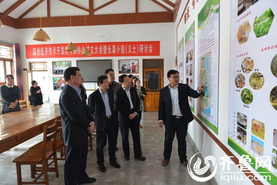 4月19日，参加“政协工作齐鲁行”的采访团一行来到滨州市狮子刘村，探索落后乡村如何因地制宜，开发乡村旅游。