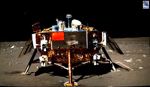 图为“嫦娥-3号”着陆器，照片由玉兔号月球车全景相机拍摄。 图像来源：中国科学院国家天文台月球与深空探测研究部官网