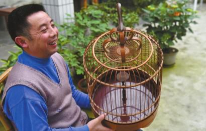 朱诚珍藏的鸟笼，已经被他养出了包浆。许多人想要高价买下他的鸟笼，老朱呵呵一笑，“这是非卖品。”