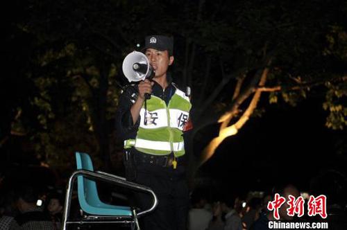 5万人聚集杭州西湖音乐喷泉，警方未雨绸缪数小时安全疏散。　上城区公安分局提供 摄