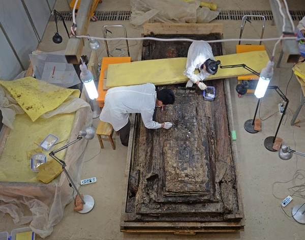 （1）考古人员对内棺进行清理工作（5月4日摄）。新华社记者 万象 摄