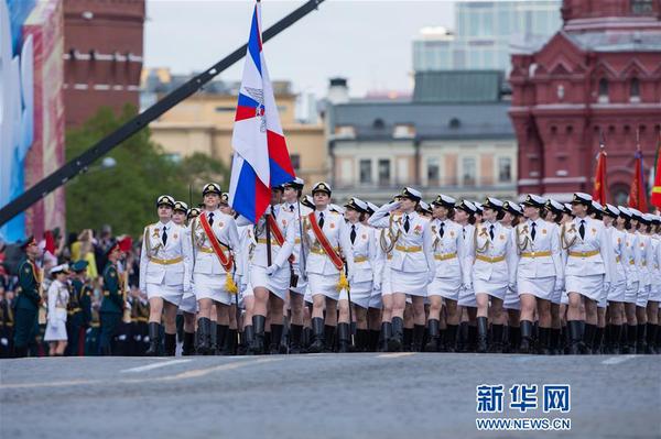 5月7日，在俄罗斯首都莫斯科，女兵方队走过红场。当天，莫斯科红场举行胜利日阅兵式彩排，完整演练9日阅兵全过程。5月9日是俄罗斯卫国战争胜利日，莫斯科红场阅兵仪式是当天的主要庆祝活动。新华社记者白雪骐摄