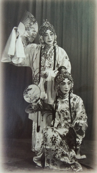 梅兰芳与梅葆玖（右）合演《牡丹亭》