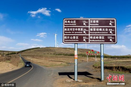 2016年5月3日，河北省张家口草原天路上自驾的游客。王子瑞 摄 图片来源：视觉中国