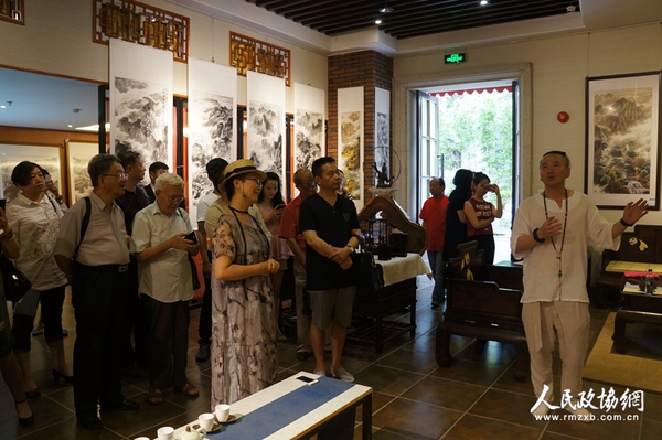 5月8日,“禅意•山水”康明义水墨山水作品展上，国家一级美术师康明义（右一）致辞。