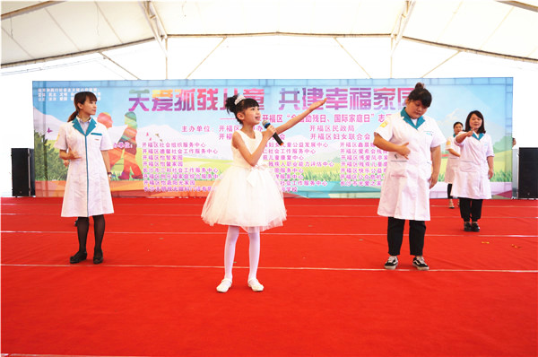 双眼失明的小女孩和医疗志愿者带来歌舞表演《最好的未来》