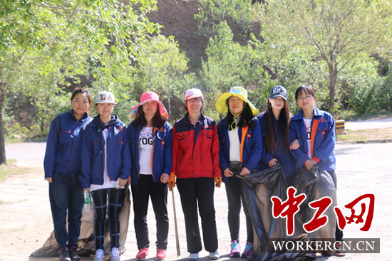 图为中铁十九局集团三公司北京兴延项目公益活动志愿者与保洁阿姨合影。