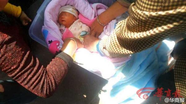 26岁女子街头为弃婴哺乳 被赞“最美妈妈”2