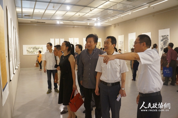 揭牌仪式结束后，嘉宾步入首届艺术精品展厅欣赏作品。