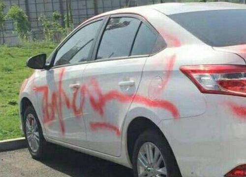 沈阳于洪区顺丰新未来小区内一辆白色丰田轿车被人喷漆涂鸦写“小三”