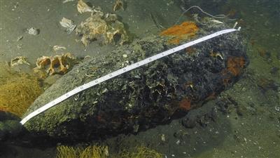 清代沉船，水下考古中水底发现的152毫米口径炮弹头