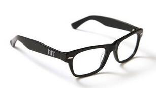 长期戴框架眼镜会导致眼球向外突出吗？