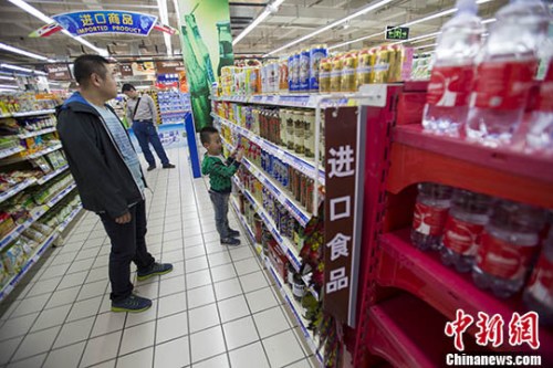 5月8日，山西太原，民众在超市选购进口商品。 <a target='_blank' href='http://www.chinanews.com/'>中新社</a>记者 张云 摄