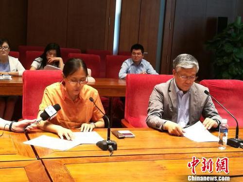 石鲁之女石丹(左)宣读声明，右为中国国家博物馆副馆长陈履生。　应妮 摄