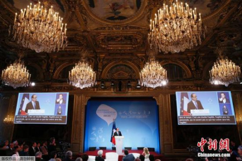 法国总统奥朗德在爱丽舍宫召开新闻发布会。