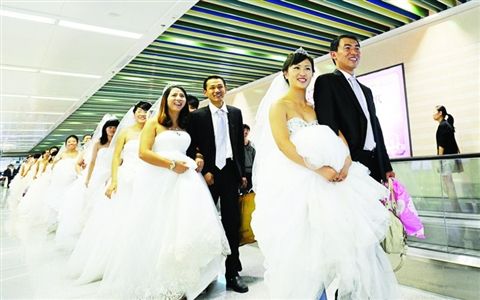 深圳地铁举行集体婚礼（图） 网友：看的想结婚！