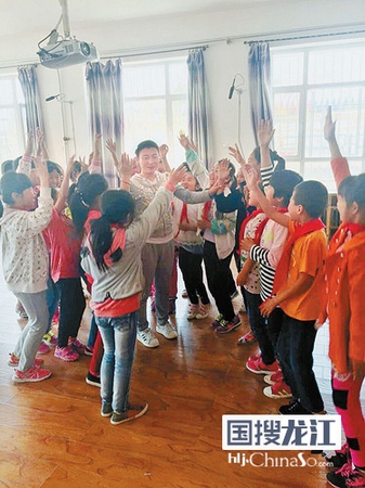 大庆市妇联工作人员来到学生中间，走访贫困儿童和贫困留守儿童