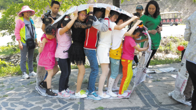 庄河天门山森林公园联合大连晚报一同组织了15个贫困家庭的孩子游览天门山，作为六一儿童节送给孩子们的礼物。