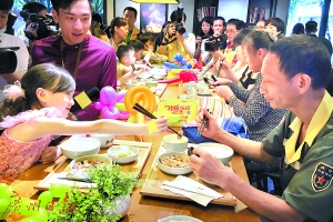 环卫工人及其子女在快餐店享用爱心待餐。记者莫伟浓 摄