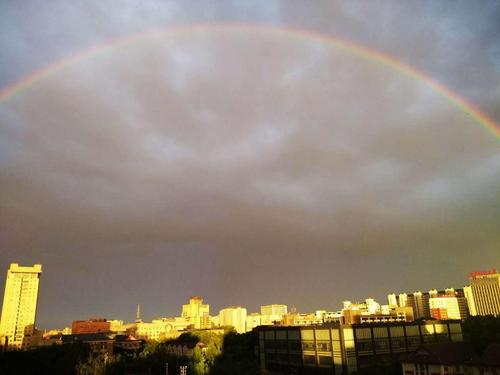 北京雨后出现双彩虹，网友纷纷晒出美景。图片来自网友@皖皖子