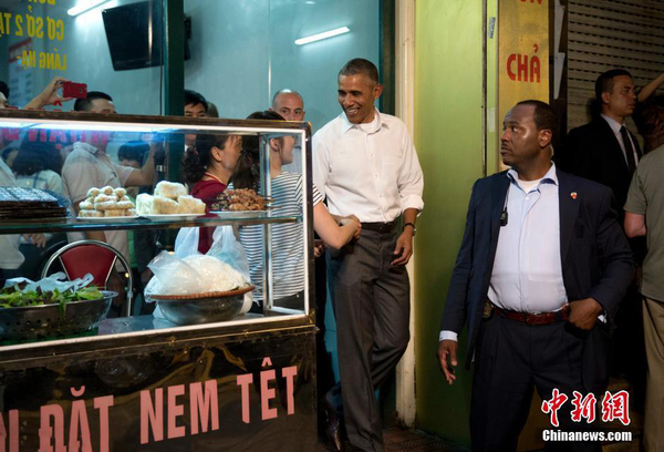 奥巴马溜到越南平民食店吃米粉2
