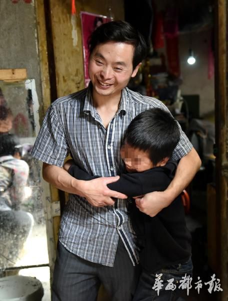 5月23日，在离家出走了3天4夜后，小峰回到了家中，韩成和儿子紧紧相拥。