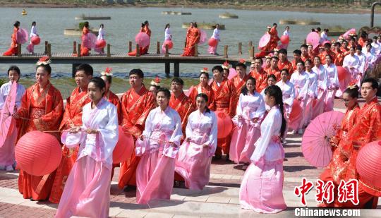 24日，“首届曹妃甸？国际汉唐大型集体婚礼”在河北曹妃甸举行。图为婚礼现场。　白云水 摄