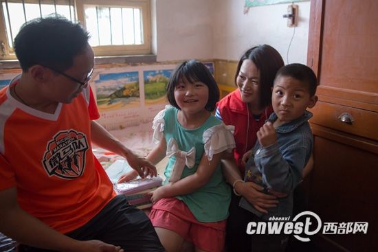 渭南市华州区志愿者为高塘镇坪里村留守儿童郝怡婷送来学习用具。