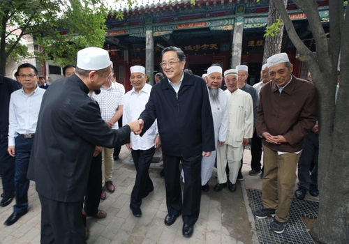 5月22日至24日，中共中央政治局常委、全国政协主席俞正声在河南调研。这是5月23日，俞正声在郑州北大清真寺了解宗教活动开展情况。