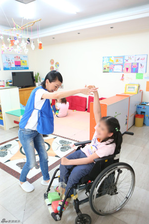 　5月24日下午，周迅现身北京一所孤残儿童医疗救治康复机构，和吴磊一起做起了公益直播。
