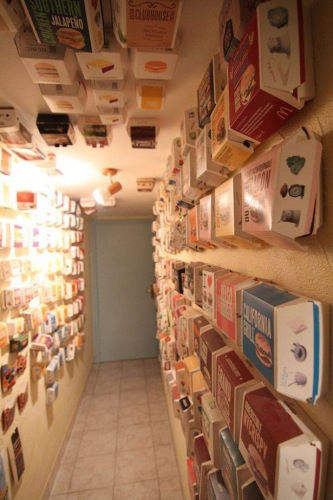 男子环游世界收集汉堡盒子贴满墙壁和天花板（图）