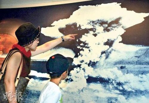 专家表示，摆放在广岛原爆纪念馆入口的这幅大相，画面中的浓烟并非原子弹爆炸造成的蘑菇云，而是由爆炸后地面大火产生。（图片来源网络）