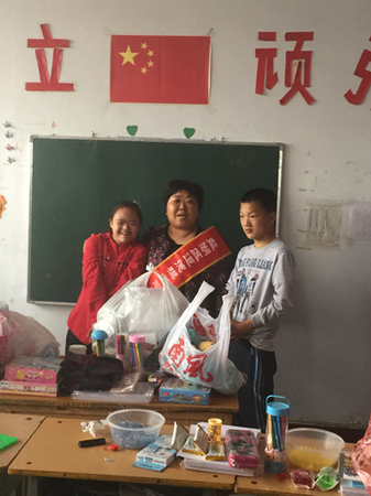 杨春霞给孩子们送去日用品。图片来源：山西文明网