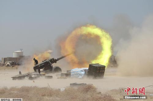 图为伊拉克军队进行猛烈炮击。