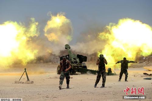图为伊拉克军队进行猛烈炮击。1