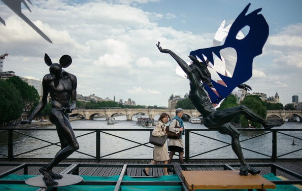 巴黎艺术桥上丹尼尔·乌尔代的艺术作品。过去，很多情侣把表达忠诚的锁挂在这座桥上。