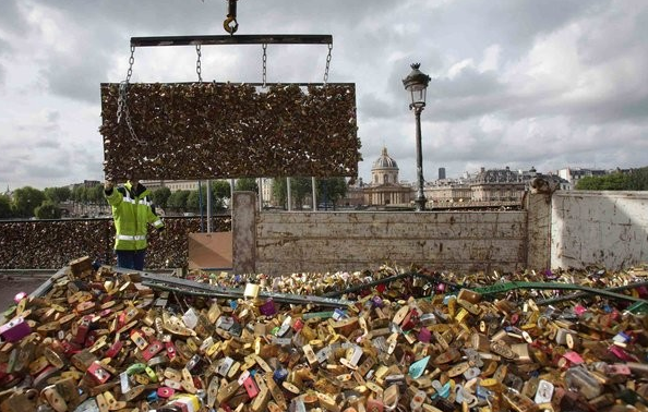 2015年，巴黎艺术桥上的一段栏杆被锁压垮后，市政府官员决定移除所有的爱情锁，恢复塞纳河的景观。