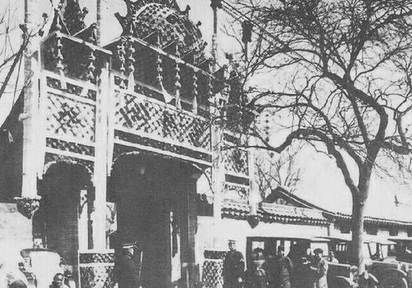 孙中山逝世后，治丧处在其位于北京铁狮子胡同二十三号的行辕内设灵堂，供人前往吊唁，图为行辕门前场景。
