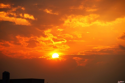 6月1日傍晚，江西省遂川上空出现变幻莫测火烧云美景，晚霞似火映红天边，烘托着金黄的夕阳，壮美奇观，美不胜收。