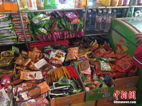 北京某学校附近超市的各种零食。<a target='_blank' href='http://www.chinanews.com/' >中新网</a> 邱宇 摄