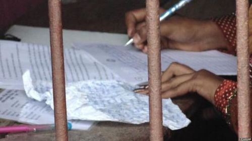印度北部比哈尔邦考试作弊现象常见，图为一名考生用小抄作弊。