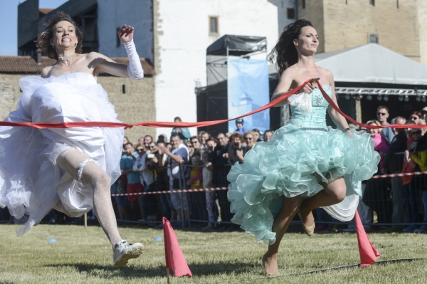 新华社照片，纳尔瓦（爱沙尼亚），2016年6月5日
    （国际）（1）爱沙尼亚举办“国际新娘赛跑”
    6月4日，在爱沙尼亚纳尔瓦，装扮成新娘的女子参加“国际新娘赛跑”。
    当日，爱沙尼亚第三大城市纳尔瓦举行“国际新娘赛跑”，来自爱沙尼亚、俄罗斯和拉脱维亚的约70名女子装扮成新娘，进行50米赛跑，争夺钻戒大奖。
    新华社发（谢尔盖·斯捷潘诺夫摄）
