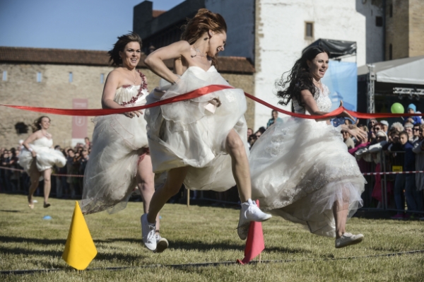 新华社照片，纳尔瓦（爱沙尼亚），2016年6月5日
    （国际）（2）爱沙尼亚举办“国际新娘赛跑”
    6月4日，在爱沙尼亚纳尔瓦，装扮成新娘的女子参加“国际新娘赛跑”。
    当日，爱沙尼亚第三大城市纳尔瓦举行“国际新娘赛跑”，来自爱沙尼亚、俄罗斯和拉脱维亚的约70名女子装扮成新娘，进行50米赛跑，争夺钻戒大奖。
    新华社发（谢尔盖·斯捷潘诺夫摄）