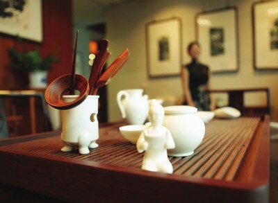 以五代文物“白瓷茶具及陆羽像”为蓝本设计的茶具套装，契合现代人的饮茶习惯