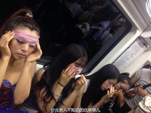 女子地铁上拿安全套当面膜 被指低俗营销(图)
